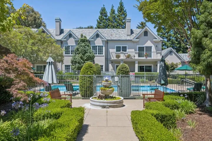 1 W Edith Avenue D125, Los Altos, California 94022