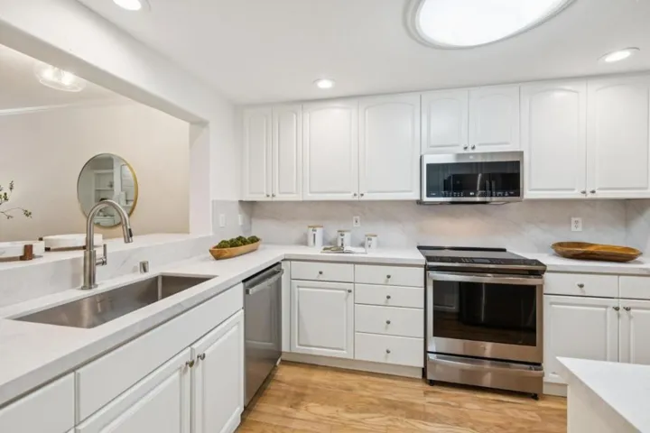 1 W Edith Avenue D125, Los Altos, California 94022