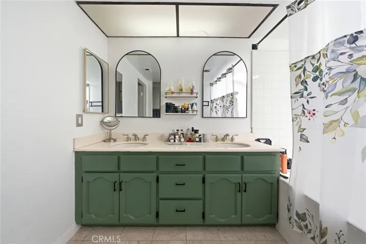 905 Hyde Court, Costa Mesa, California 92626