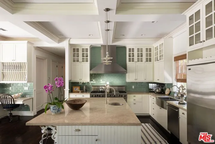 17417 Rancho Street, Encino, California 91316