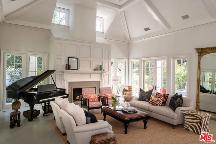 17417 Rancho Street, Encino, California 91316