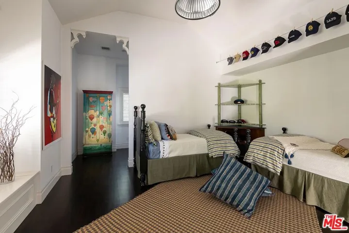 17417 Rancho Street, Encino, California 91316
