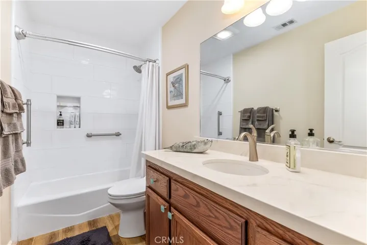 Hall bathroom with tub/shower combination