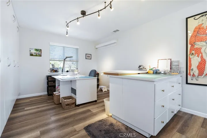 Fantastic hobby room / office