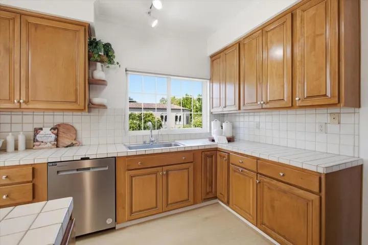 1233 Bellevue 9, Burlingame, California 94010