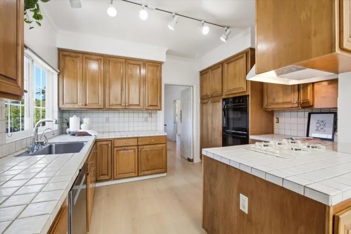 1233 Bellevue 9, Burlingame, California 94010