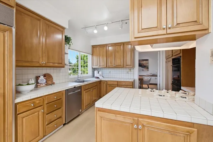 1233 Bellevue 9, Burlingame, California 94010