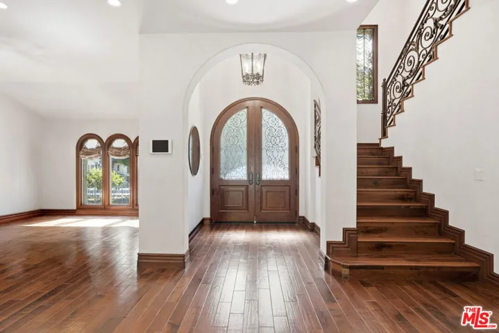 2108 San Ysidro Drive, Beverly Hills, California 90210