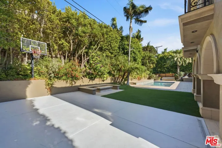 2108 San Ysidro Drive, Beverly Hills, California 90210