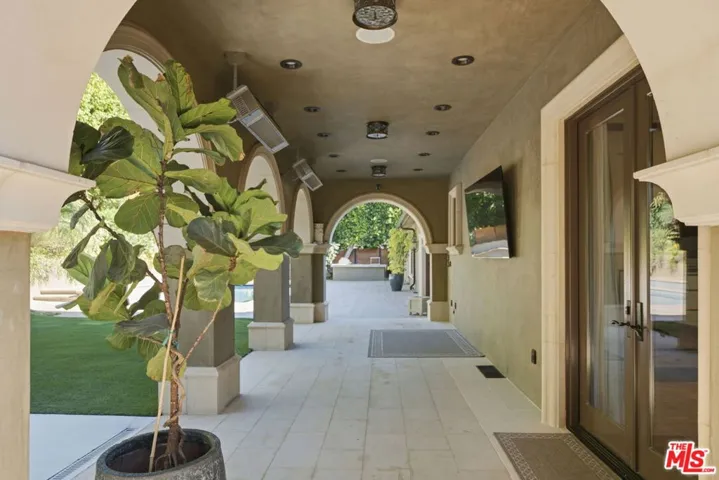 2108 San Ysidro Drive, Beverly Hills, California 90210
