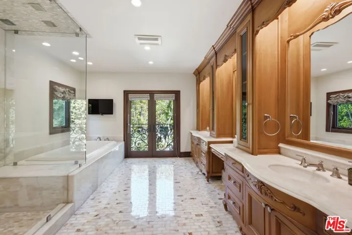 2108 San Ysidro Drive, Beverly Hills, California 90210