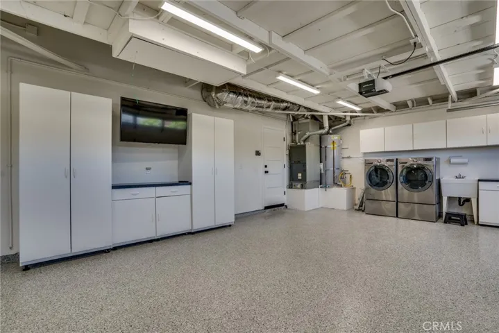 3 Car Garage w/Laundry