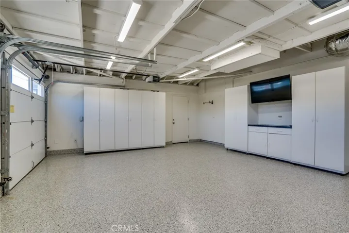 3 Car Garage w/Laundry