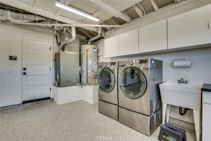 3 Car Garage w/Laundry