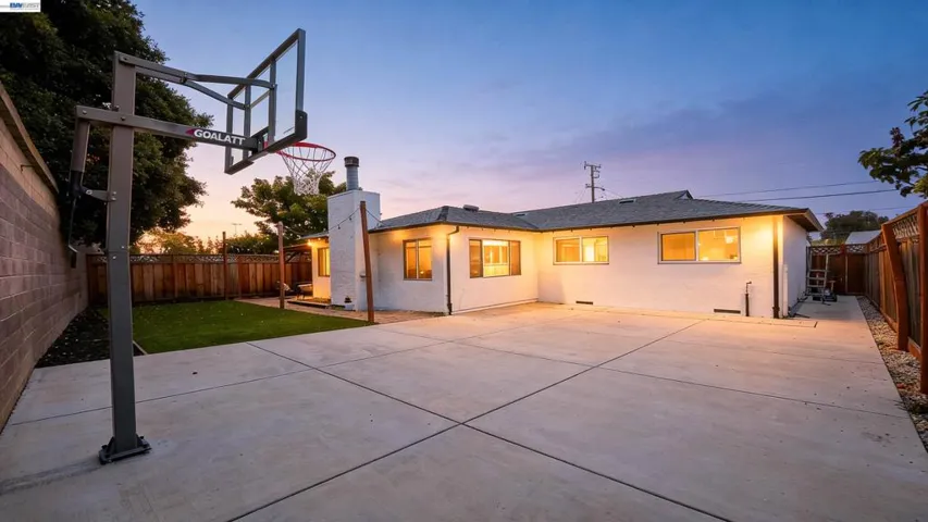 586 Bluefield Ln, Hayward, California 94541