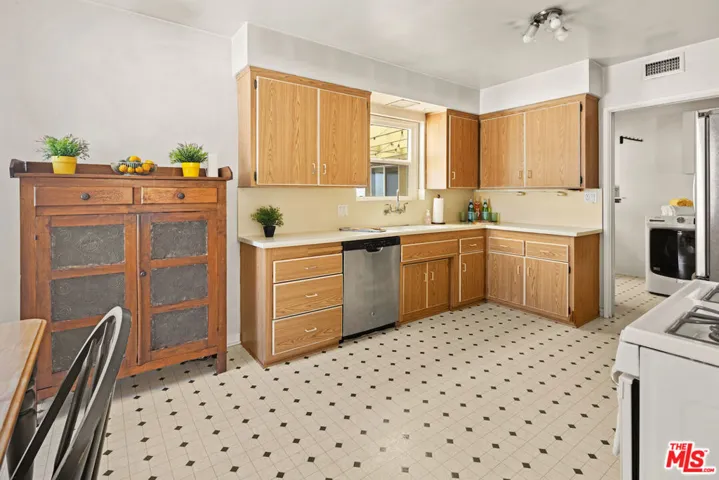 5849 W 76th Street, Los Angeles, California 90045