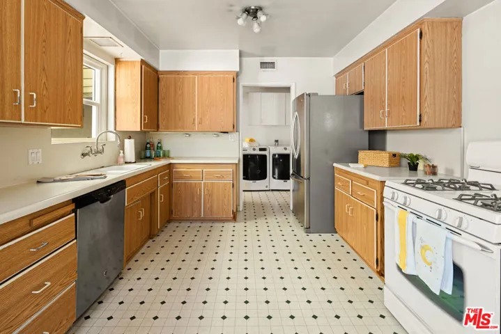 5849 W 76th Street, Los Angeles, California 90045