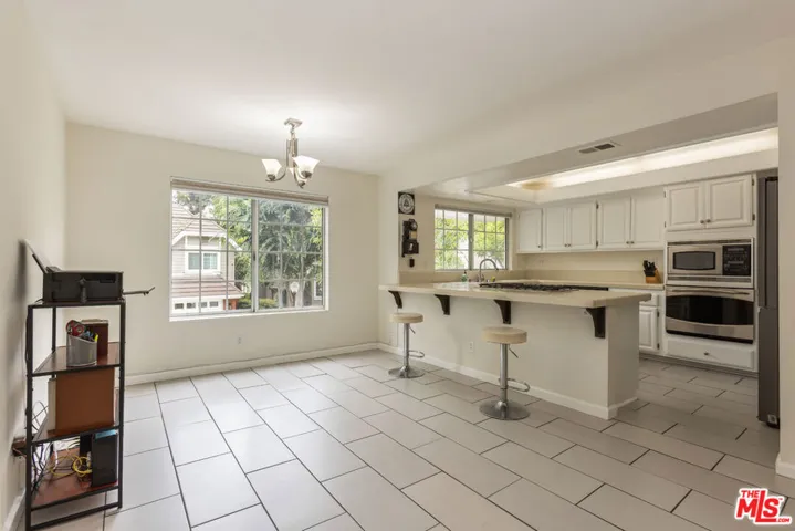 20950 Oxnard Street 10, Los Angeles, California 91367