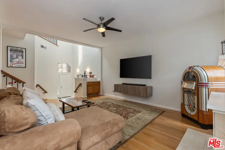 20950 Oxnard Street 10, Los Angeles, California 91367