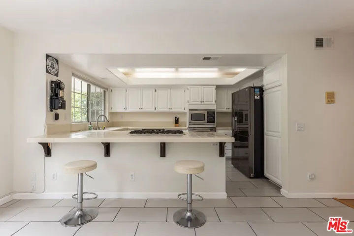20950 Oxnard Street 10, Los Angeles, California 91367
