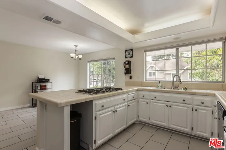 20950 Oxnard Street 10, Los Angeles, California 91367