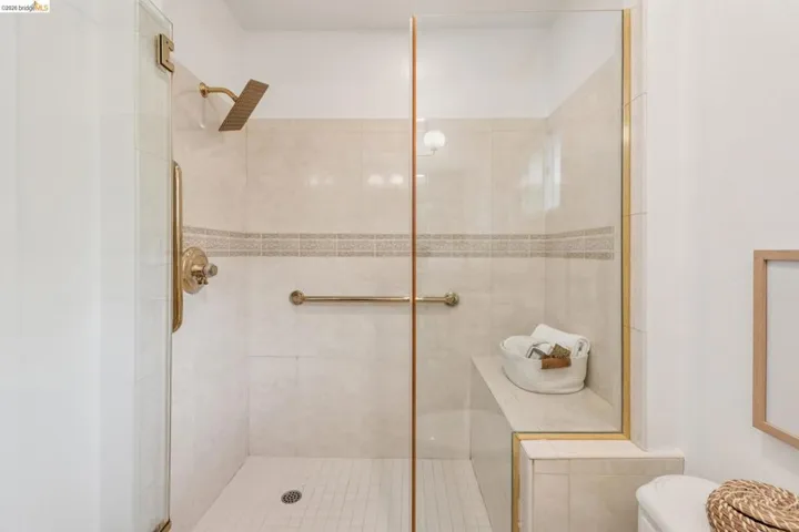 21 Orinda Vista Dr, Oakland, California 94605