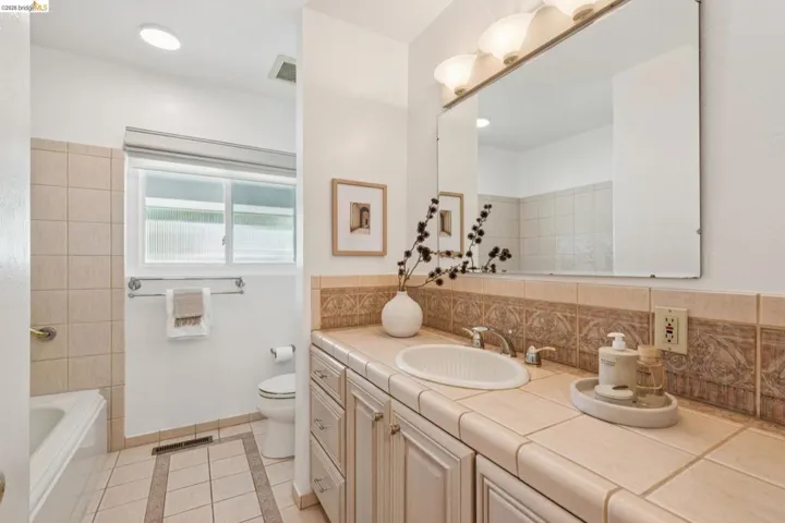 21 Orinda Vista Dr, Oakland, California 94605