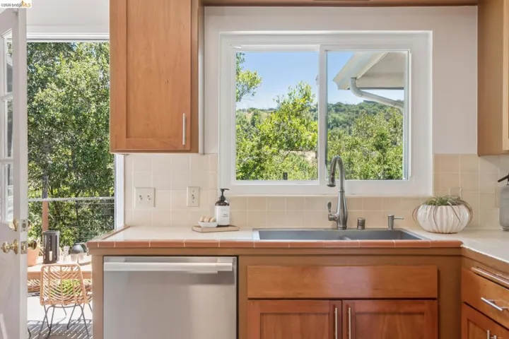 21 Orinda Vista Dr, Oakland, California 94605