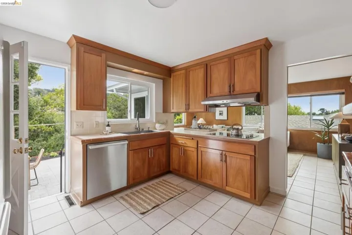 21 Orinda Vista Dr, Oakland, California 94605