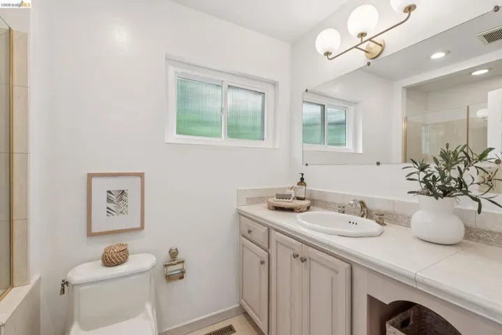 21 Orinda Vista Dr, Oakland, California 94605
