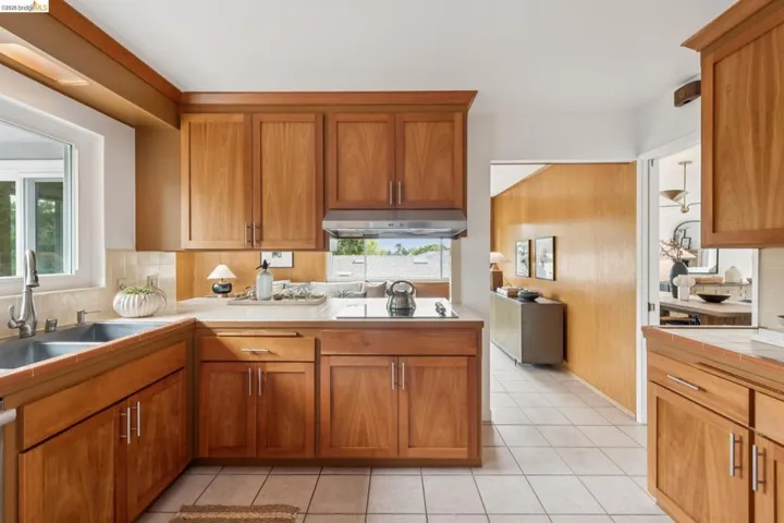 21 Orinda Vista Dr, Oakland, California 94605