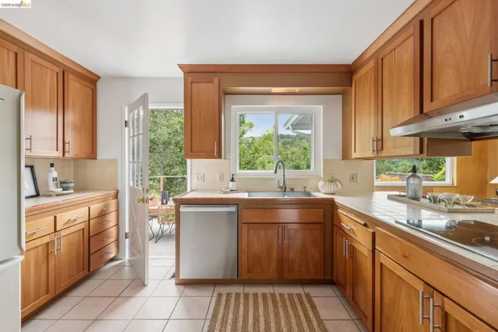 21 Orinda Vista Dr, Oakland, California 94605