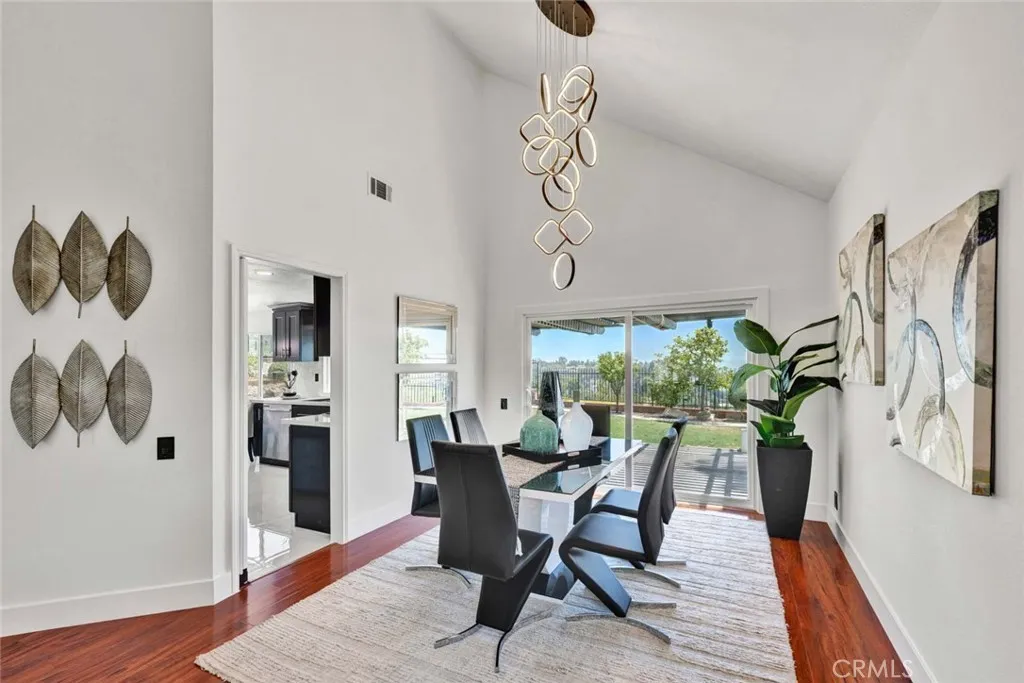 Dining with views to the outside