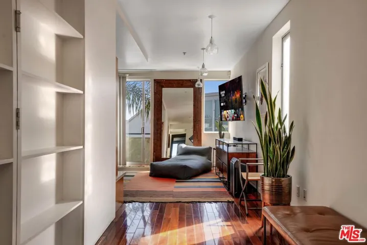 2114 Narcissus Court, Venice, California 90291