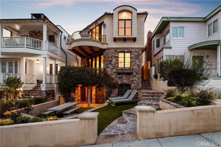 221 3rd, Manhattan Beach, California 90266