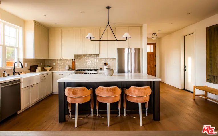 924 E Poppyfields Drive, Altadena, California 91001