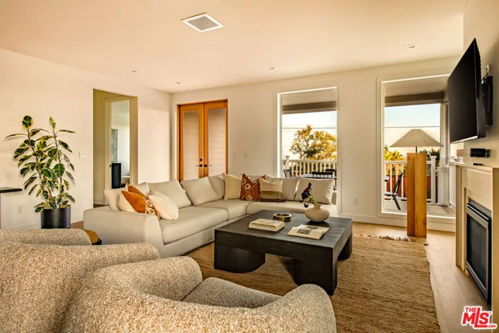 924 E Poppyfields Drive, Altadena, California 91001