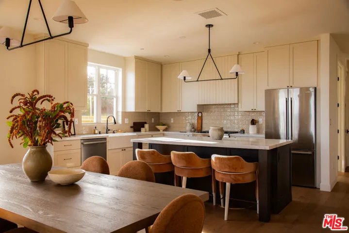 924 E Poppyfields Drive, Altadena, California 91001