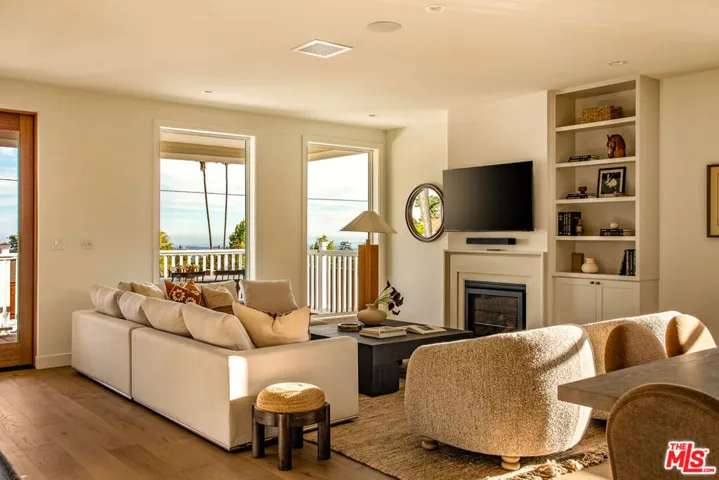 924 E Poppyfields Drive, Altadena, California 91001