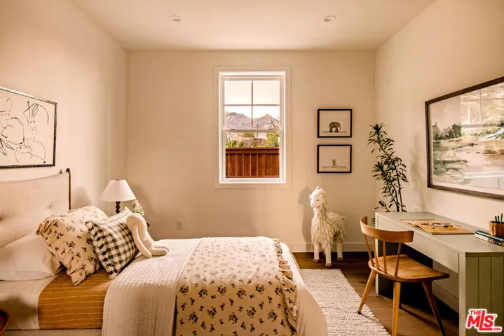 924 E Poppyfields Drive, Altadena, California 91001