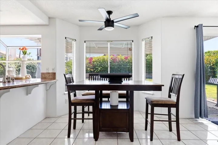 19-Breakfast Nook