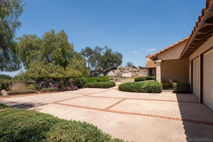9522 Sage Hill Way, Escondido, California 92026