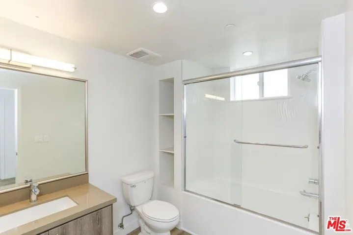 744 Hartford Avenue 205, Los Angeles, California 90017