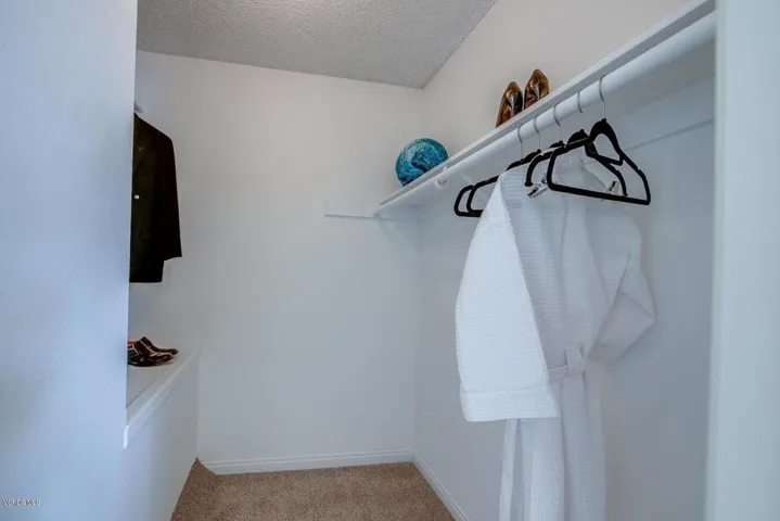 Walk-0in Closet