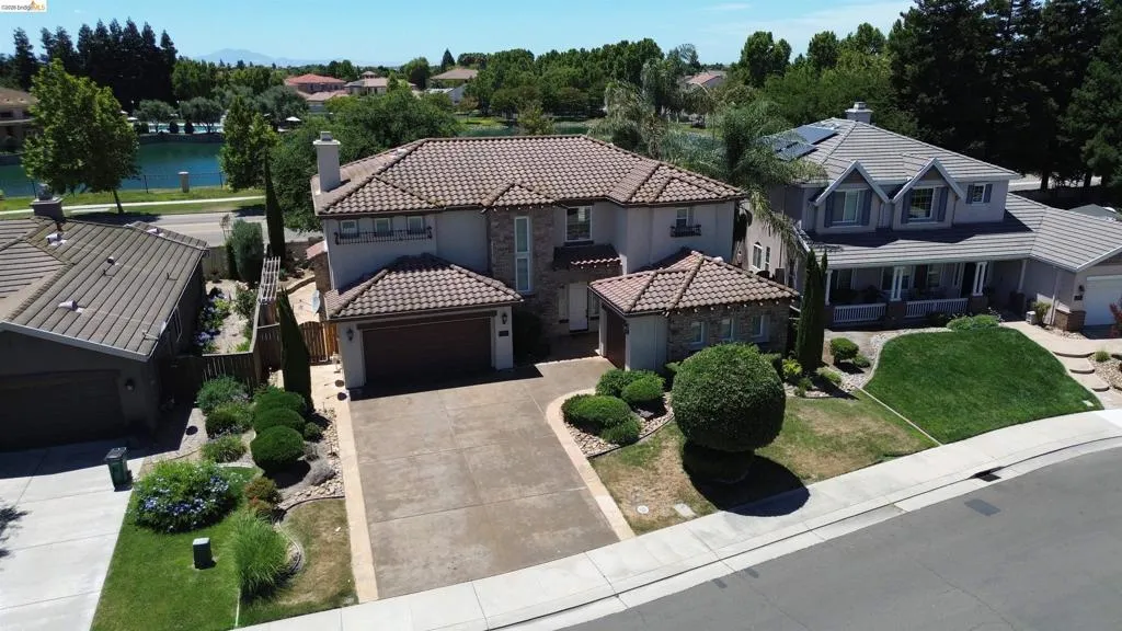 5548 Cortina Ln