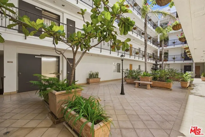 1878 Greenfield Avenue 304, Los Angeles, California 90025
