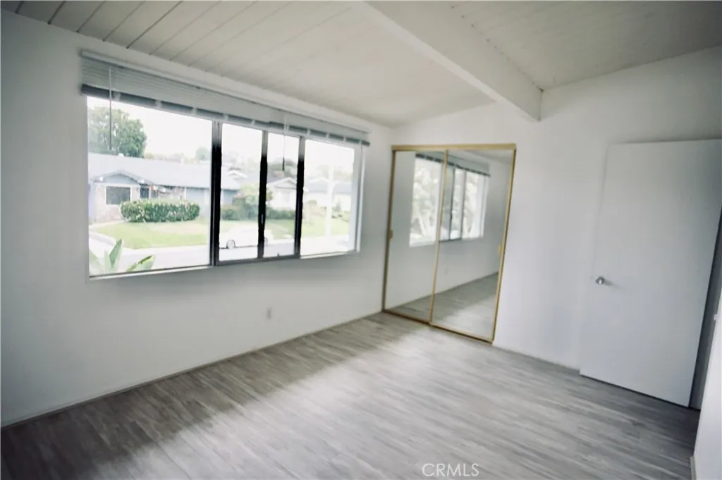  LARGE WINDOW HIGH CEILINGS BEDROOM