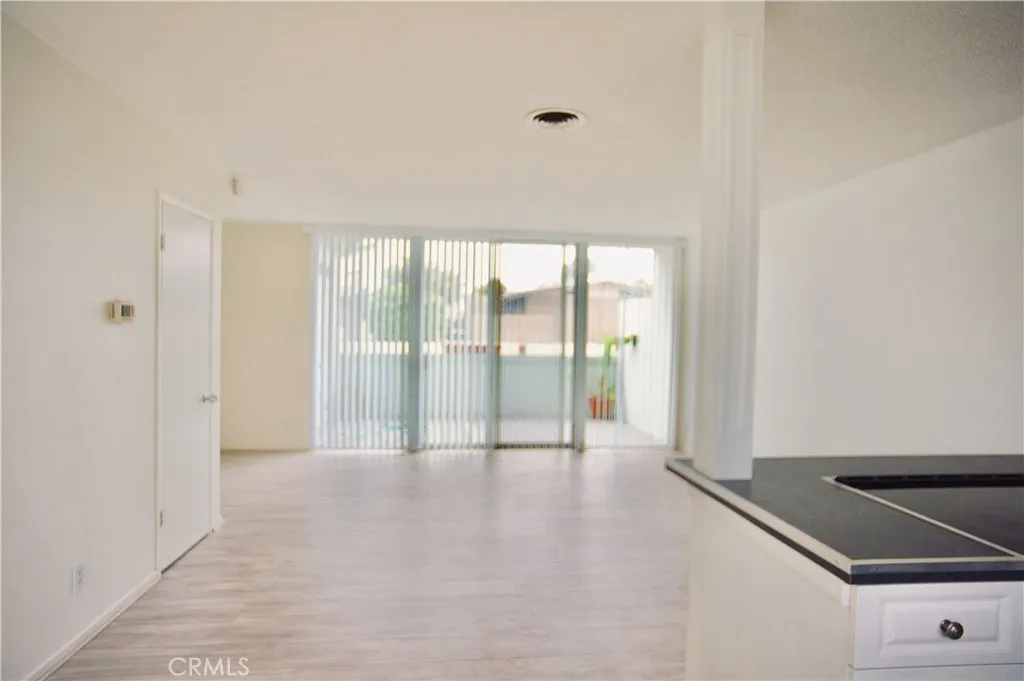SPACIOUS LIVINGROOM