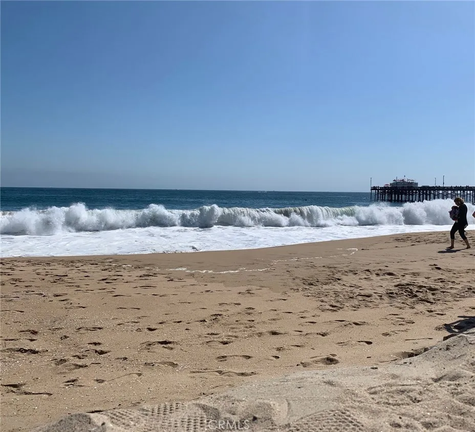 PRIVATE BEACH ONLY A COUPLE OF MINUTES AWAY