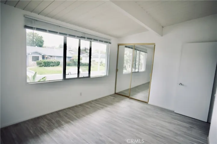  LARGE WINDOW HIGH CEILINGS BEDROOM